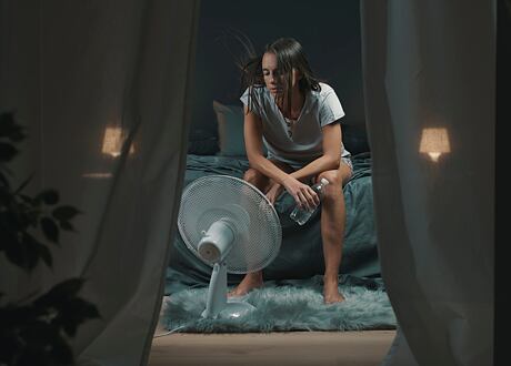 CBD a spánek v létě: Proč se v horku budíme a jak to řešit přirozeně